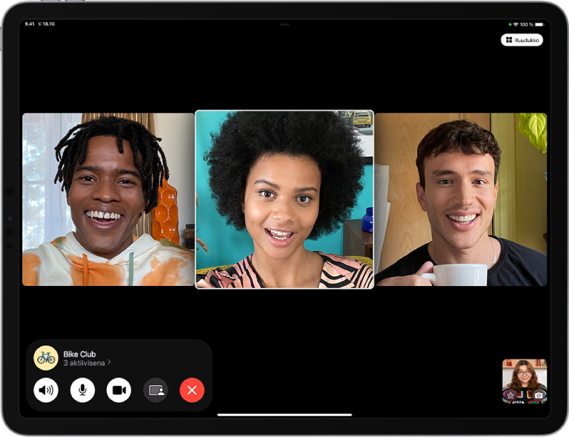 FaceTime-ryhmäpuhelu, jossa on puhelun aloittaja mukaan lukien neljä osallistujaa. Kukin osallistuja näkyy omassa ruudussaan. FaceTime-säätimet, kuten Ääni-, Mikrofoni-, Jaa sisältö- ja Lopeta-painikkeet, ovat näytön alareunassa. Säädinten yläpuolella on sen ryhmän tai henkilön nimi tai Apple ID, jonka kanssa keskustelet, ja Tiedot-painike.