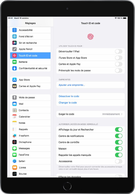 La barre latérale Réglages se trouve sur le côté gauche de l’écran et l’option « Touch ID et code » est sélectionnée. Sur le côté droit de l’écran se trouvent des options pour choisir quelles fonctionnalités peuvent être déverrouillées à l’aide de Touch ID. Les fonctionnalités Déverrouiller l’iPad, iTunes Store et App Store, Cartes et Apple Pay, et Préremplir les mots de passe sont toutes désactivées.