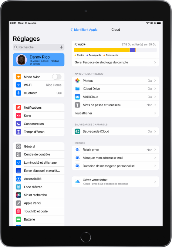 Écran Réglages, avec le nom de l’utilisateur sélectionné en haut de la barre latérale sur la gauche de l’écran. Sur le côté droit de l’écran se trouvent les options de réglages iCloud, incluant l’indicateur d’espace de stockage d’iCloud et une liste d’apps et de fonctionnalités, notamment Photos, iCloud Drive, Mail iCloud, ainsi que « Mots de passe et trousseau ».