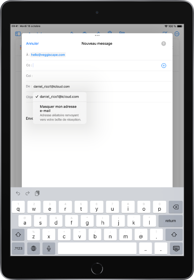 Un brouillon d’e-mail en cours d’écriture. L’utilisateur sélectionne le champ De avec deux options figurant en dessous de celui-ci : une adresse e-mail personnelle et l’option « Masquer mon adresse e-mail ».