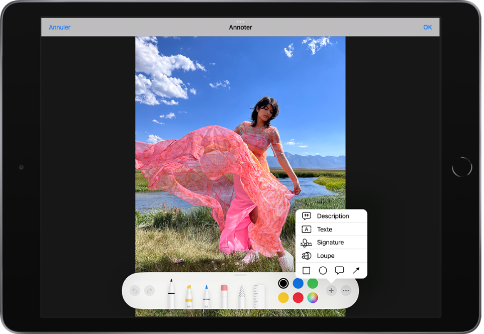 Une photo d’une personne portant une robe rose, avec les outils d’annotation en bas. Un menu est affiché dans le coin inférieur droit. Il contient des options permettant d’ajouter une description, du texte et une signature, ainsi qu’une loupe et des formes.