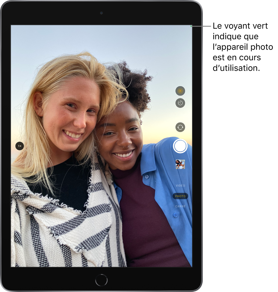 L’écran de l’appareil photo. Un indicateur vert en haut à droite affiche que l’appareil photo est en cours d’utilisation.