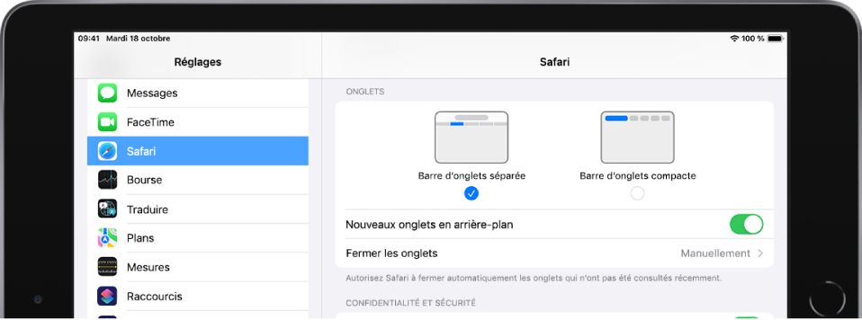 La section Safari de l’app Réglages. Sous les onglets se trouvent les options « Barre d’onglets séparée » et « Barre d’onglets compacte ». D’autres options comprennent Nouveaux onglets en arrière-plan et Fermer les onglets.