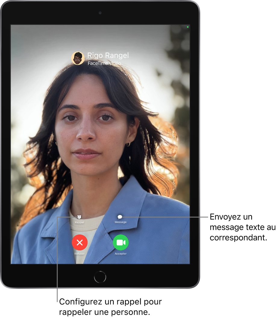 L’écran d’appel entrant. Au bas de l’écran, dans le rang du haut (de gauche à droite) : les boutons Rappel et Message. Dans le rang du bas, de gauche à droite : les boutons Refuser et Accepter.
