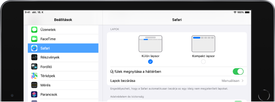 A Beállítások app Safari része. A lapok alatt találhatók a Külön lapsor és a Kompakt lapsor lehetőség. A további lehetőségek közt megtalálható a Lapok megnyitása a hátérben és a Lapok bezárása.