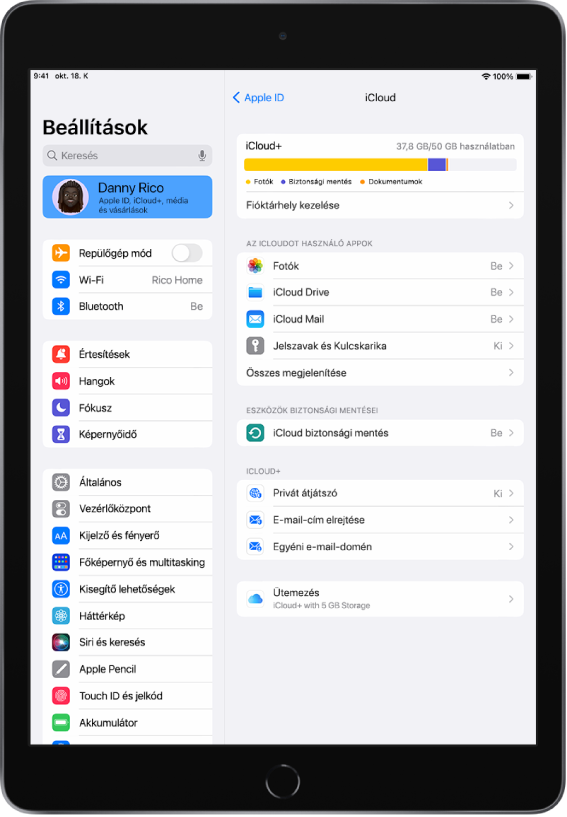 A Beállítások képernyő a felhasználói kijelölt nevével a képernyő bal oldalán látható oldalsáv tetején. A képernyő jobb oldalán találhatók az iCloud beállítások lehetőségei, többek közt az iCloud-tárhelymérő és az appok és funkciók listája, amelyekben megtalálhatók a Fotók, az iCloud Drive, az iCloud Mail és a Jelszavak és kulcskarika.