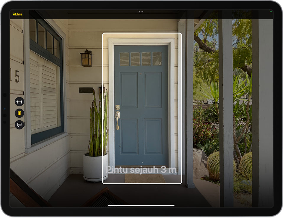 Layar Pembesar dalam Mode Deteksi menampilkan pintu. Di bagian bawah terdapat deskripsi seberapa jauh pintu.