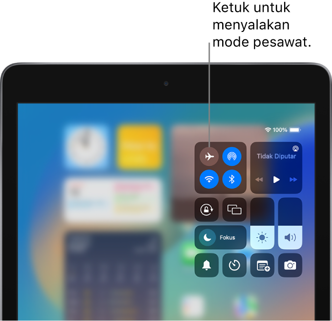 Layar Pusat Kontrol menampilkan bahwa mengetuk pada tombol kiri atas menyalakan mode pesawat.