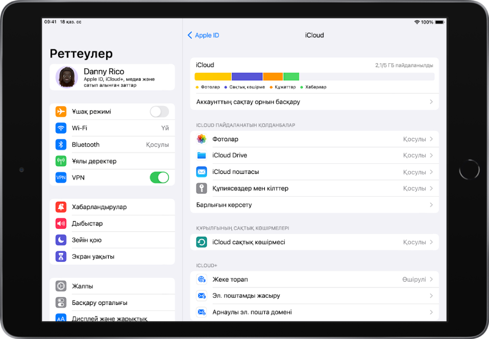 iCloud сақтау орнын өлшегішін және iCloud қызметімен пайдалануға болатын «Пошта», «Контактілер» және «Хабарлар» қолданбаларын қоса қолданбалар мен мүмкіндіктердің тізімін көрсетіп тұрған iCloud реттеулері экраны.
