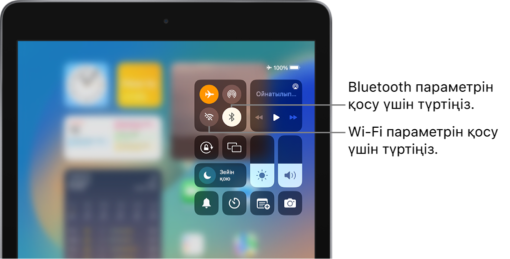 Ұшақ режимі қосулы Басқару орталығы. Wi-Fi және Bluetooth параметрлерін қосу түймелері Басқару орталығының жоғарғы сол жақ бұрышына жақын орналасқан.