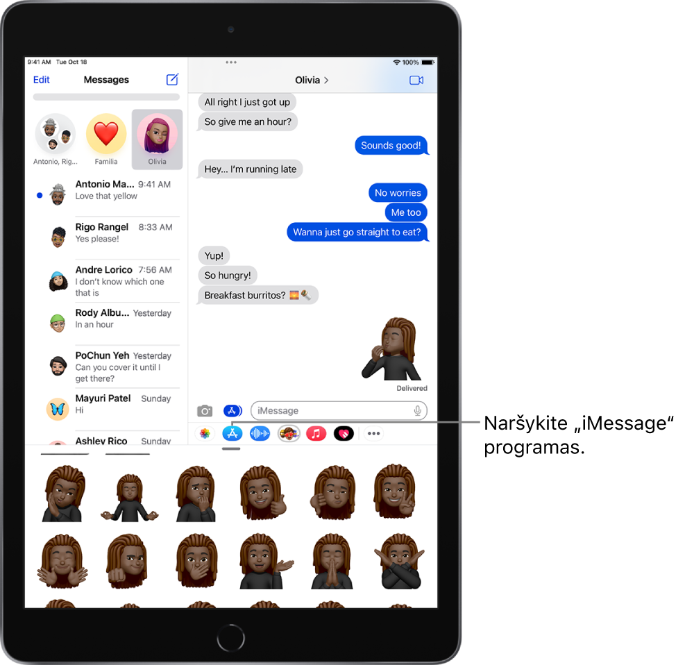 „Messages“ pokalbis: pasirinkta „Memoji iMessage“ programos piktograma, o ekrano apačioje rodomi „Memoji“ lipdukai.