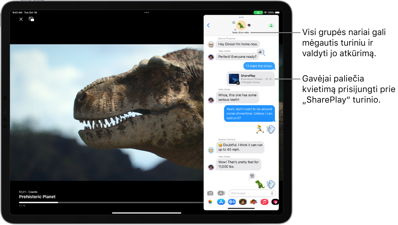 „iPad“ ekrane leidžiamas vaizdo įrašas. Vaizdo įrašo viršuje pateiktas grupės „Messages“ pokalbis, apimantis „SharePlay“ kvietimą, kad visi grupės nariai galėtų žiūrėti vaizdo įrašą ir sąveikauti su juo.