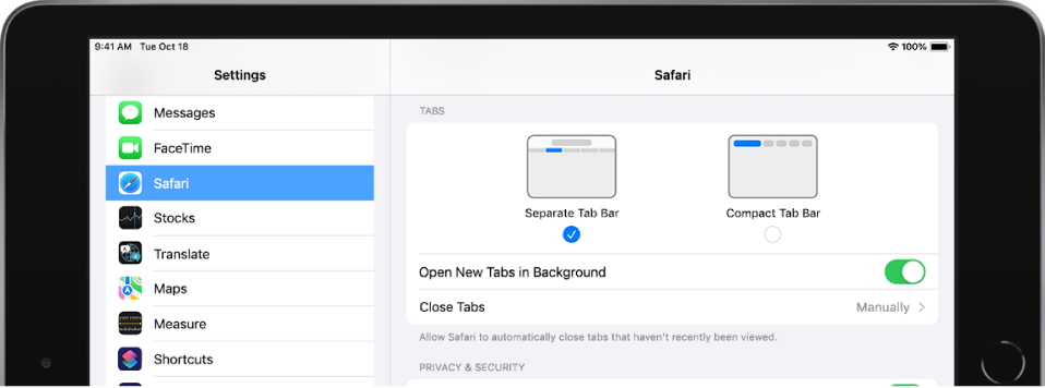 Lietotnes Settings sadaļa Safari. Zem cilnēm ir opcijas Separate Tab Bar un Compact Tab Bar. Citas opcijas ietver Open New Tabs in Background un Close Tabs.