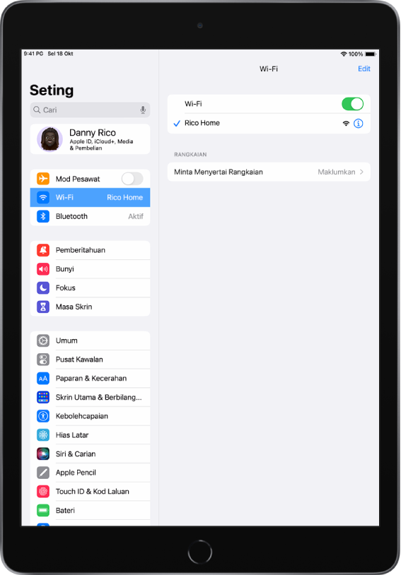 Bar sisi seting di sebelah kiri skrin dan Wi-Fi dipilih. Di sebelah kanan skrin, Wi-Fi diaktifkan dan rangkaian dipilih.