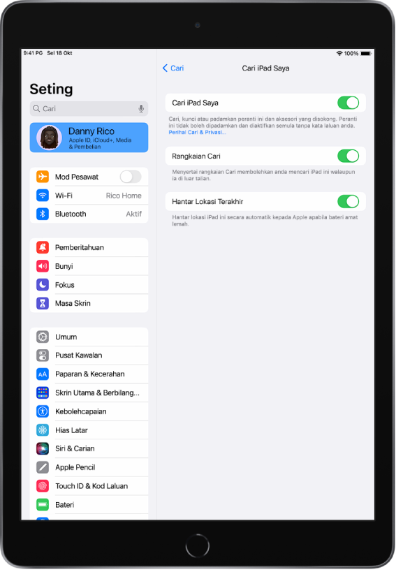 Bar sisi Seting di sebelah kiri skrin dan pilihan atas dengan nama pengguna dipilih. Di sebelah kanan skrin ialah pilihan untuk memilih ciri Cari untuk diaktifkan. Cari iPad Saya, rangkaian Cari dan Hantar Lokasi Terakhir diaktifkan.