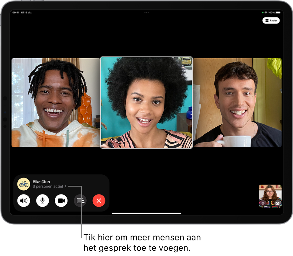 Een FaceTime-groepsgesprek met vier deelnemers, waaronder de initiator. Elke deelnemer verschijnt in een aparte tegel. De FaceTime-regelaars staan onder in het scherm, waaronder de knoppen 'Audio', 'Microfoon', 'Camera', 'Deel materiaal' en 'Stop'. Boven de regelaars staan de naam of de Apple ID van de groep of persoon met wie je spreekt en de infoknop.