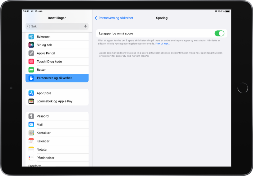 Innstillinger-skjermen på iPad. På venstre side av skjermen vises Innstillinger-sidepanelet. Personvern og sikkerhet er markert. På høyre side av skjermen vises valget for å slå av eller på La apper be om å spore.