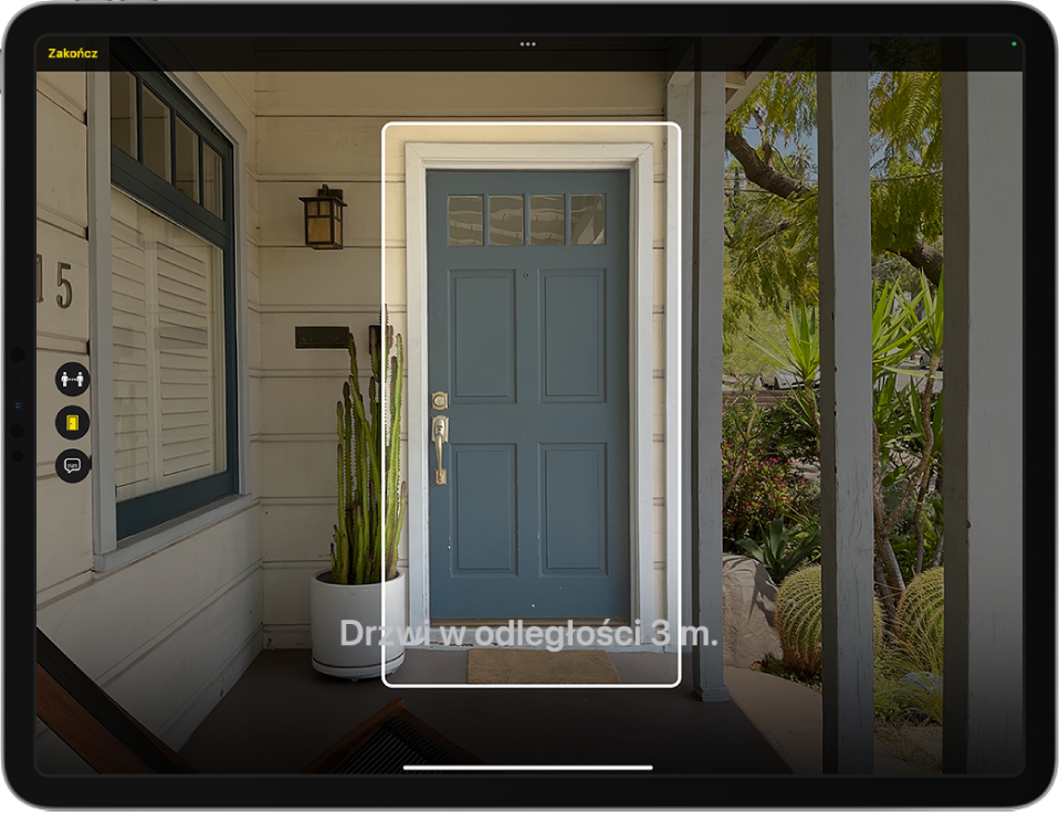 Ekran aplikacji Lupa w trybie wykrywania, wyświetlający drzwi. Na dole wyświetlana jest informacja o odległości od drzwi.