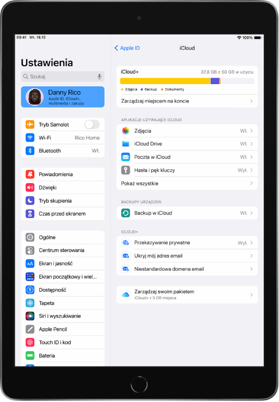 Ekran aplikacji Ustawienia; na górze paska bocznego po lewej stronie zaznaczone jest imię i nazwisko użytkownika. Po prawej stronie znajdują się opcje dotyczące ustawień iCloud, w tym wskaźnik wykorzystania miejsca w iCloud, oraz lista aplikacji i funkcji obejmująca Zdjęcia, iCloud Drive, Poczta w iCloud; oraz Hasła i pęk kluczy.