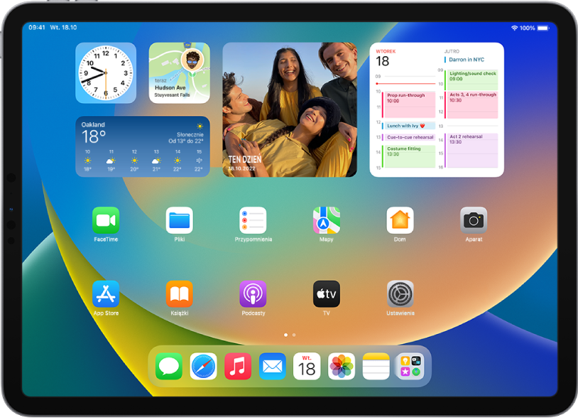 Ekran początkowy iPada. Na górze ekranu widoczne są dostosowane widżety aplikacji: Zegar, Znajdź, Pogoda, Zdjęcia oraz Kalendarz.