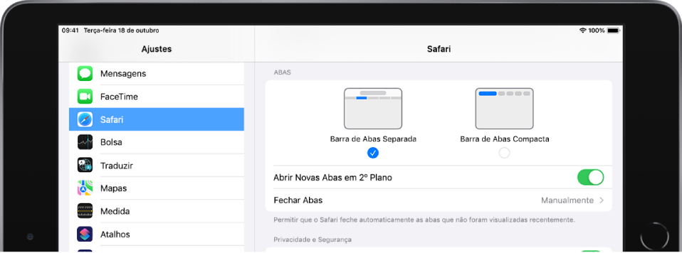 A seção Safari do app Ajustes. Abaixo das abas estão as opções Barra de Abas Separada e Barra de Abas Compacta. Outras opções incluem Abrir Novas Abas em 2º Plano e Fechar Abas.