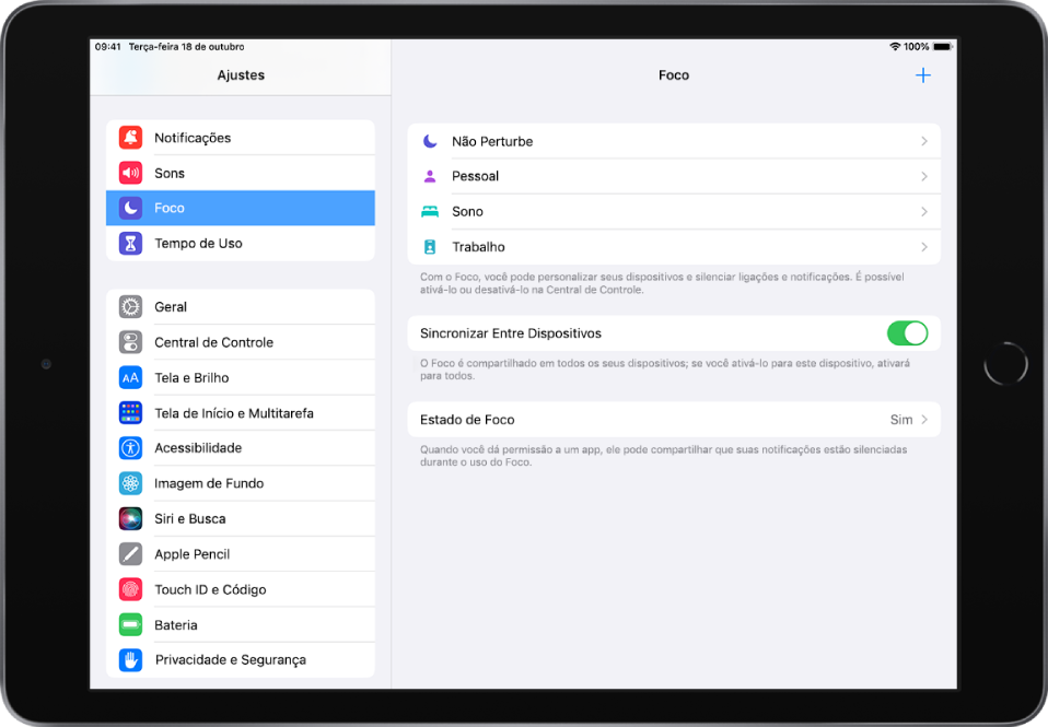 Uma tela mostrando quatro opções de Foco fornecidas: Não Perturbe, Pessoal, Sono e Trabalho. O botão Sincronizar Entre Dispositivos está ativado, o que permite que os mesmos ajustes de Foco sejam usados em todos os seus dispositivos Apple.