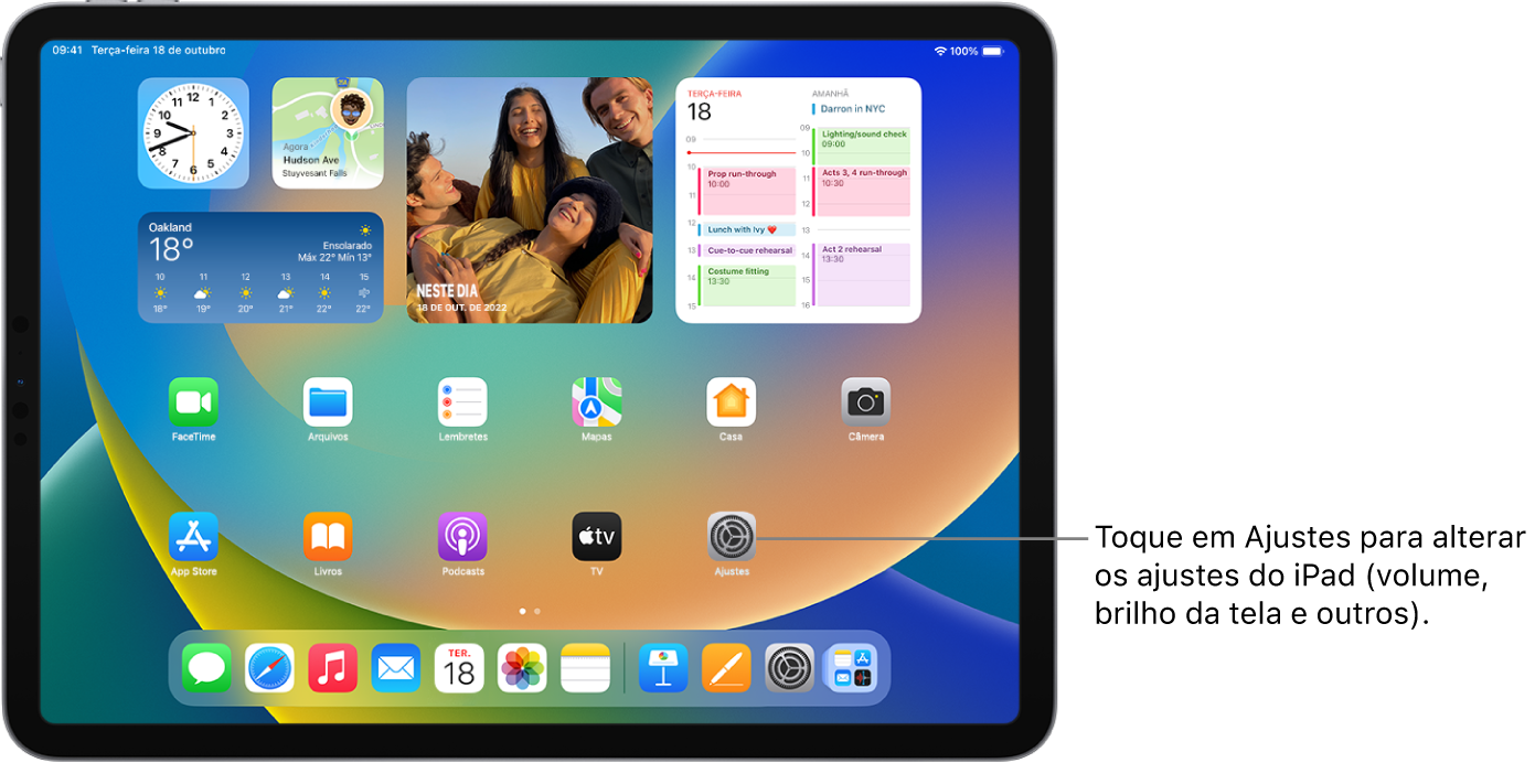 Tela de Início do iPad com vários ícones de apps, incluindo o ícone do app Ajustes, o qual você pode tocar para alterar o volume do som, o brilho da tela e outros ajustes do iPad.