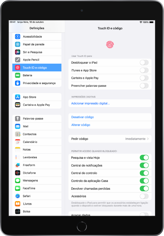 A barra lateral Definições está no lado esquerdo do ecrã e a opção Touch ID e código está selecionada. No lado direito do ecrã encontram-se as opções para escolher que funcionalidades podem ser desbloqueadas com Touch ID. Desbloquear o iPad, iTunes e App Store, Carteira e Apple Pay e Preenchimento automático de palavra-passe estão todas desativadas.