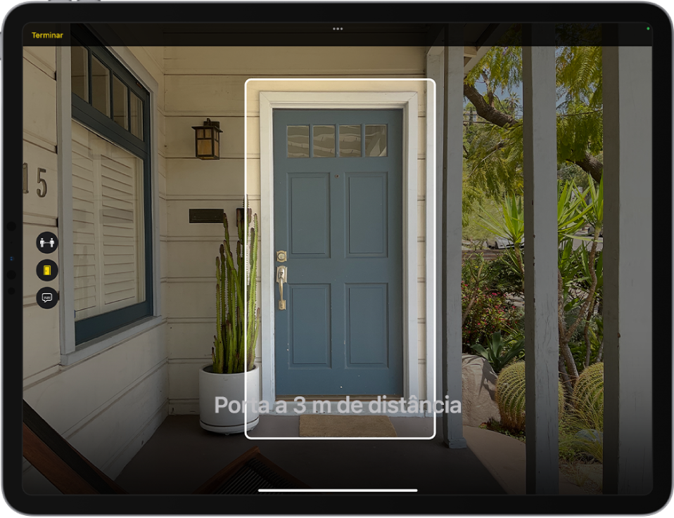 O ecrã da Lupa no modo de deteção a mostrar uma porta. Na parte inferior encontra-se uma descrição da distância a que está a porta.