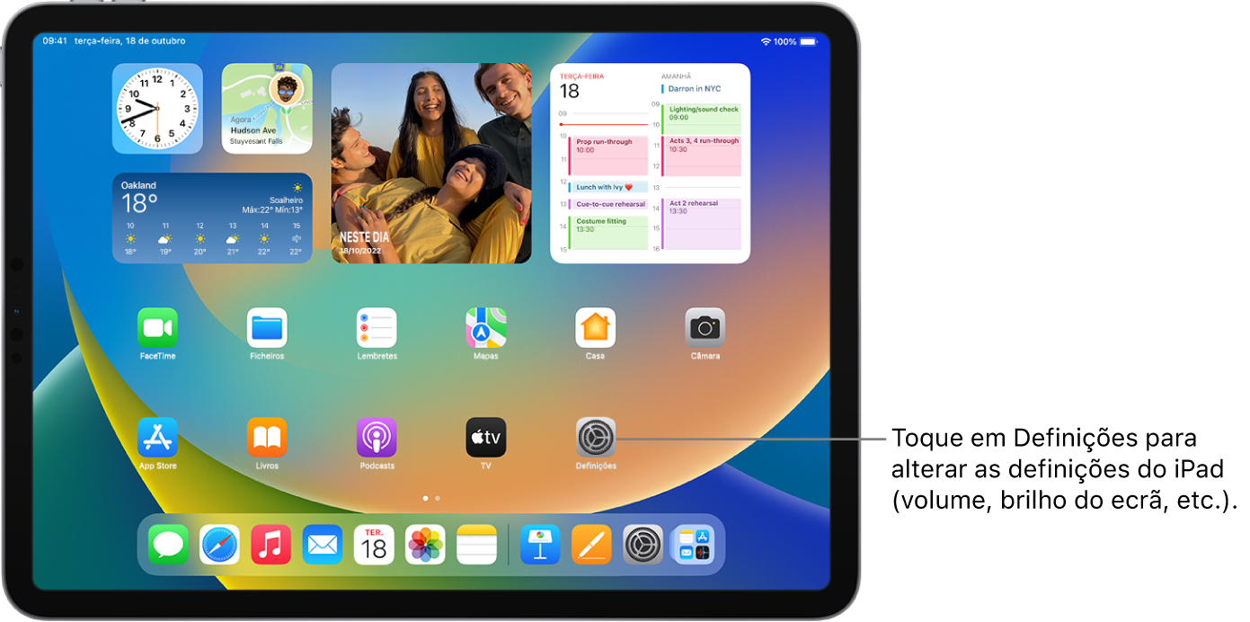O ecrã principal do iPad com vários ícones de aplicação, incluindo o ícone da aplicação Definições, no qual pode tocar para alterar o volume de som, o brilho no ecrã e outras definições do iPad.
