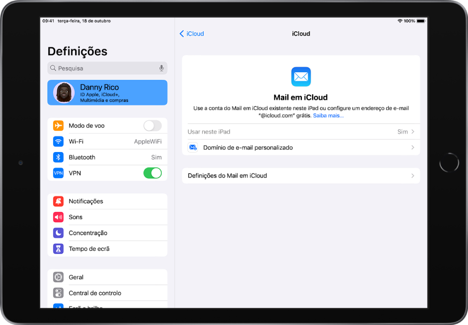 A aplicação Definições está aberta no ecrã do Mail em iCloud e a opção “Usar neste iPad” está ativa. Por baixo encontram-se as opções das definições de domínio de e-mail personalizado e das definições de Mail em iCloud.
