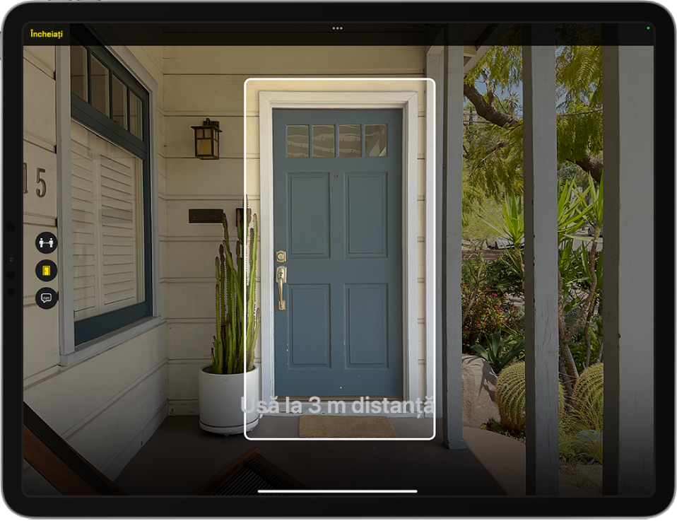 Ecranul Lupă în modul detectare afișând o ușă. În partea de jos este o descriere a distanței față de ușă.