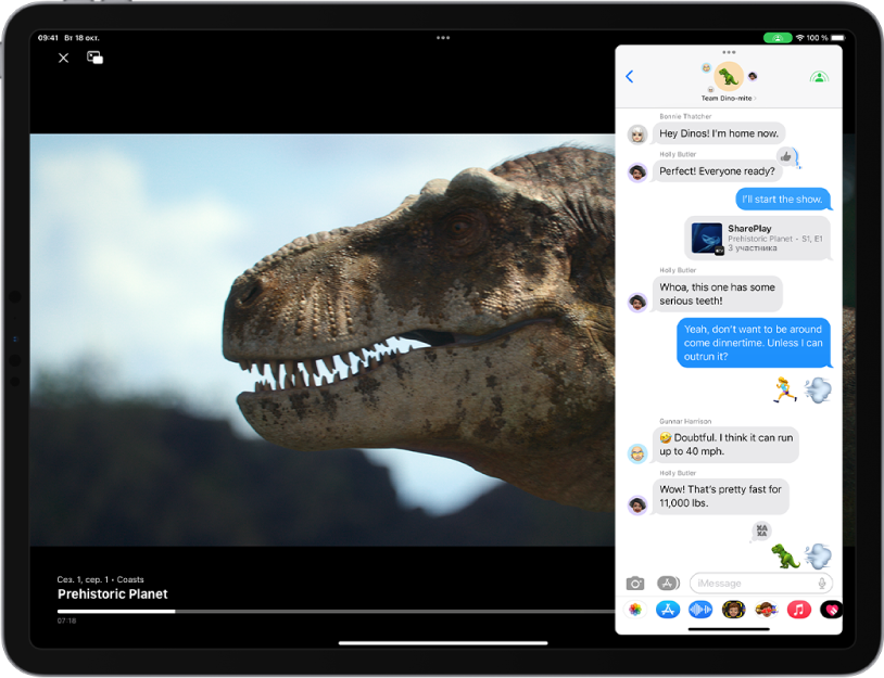 На экране iPad отображается видеоплеер. В правой части экрана в окне Slide Over показан групповой разговор в Сообщениях. Участники группового разговора обсуждают выведенное на экран видео.