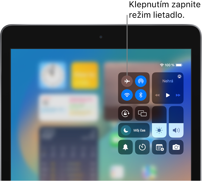 Obrazovka Ovládacieho centra s popisom vysvetľujúcim, ako sa klepnutím na ľavé horné tlačidlo zapína režim lietadlo.