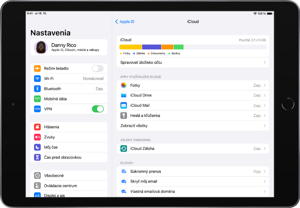 Obrazovka nastavení iCloudu s prehľadom využitia iCloud úložiska a zoznamom apiek a funkcií, ktoré možno s iCloudom používať, napríklad Mail, Kontakty a Správy.