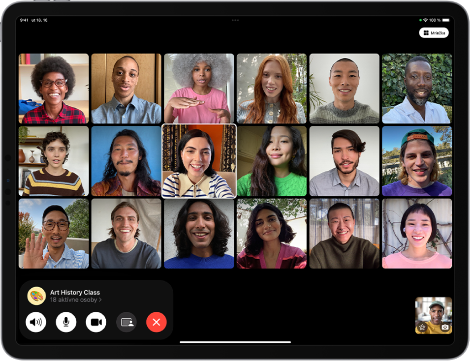 Skupinový FaceTime hovor s účastníkmi v rozložení mriežky a zvýrazneným obrázkom hovoriacej osoby. V dolnej časti sú ovládacie prvky FaceTime vrátane tlačidiel Zvuk, Mikrofón, Kamera, SharePlay a Ukončiť. Nad ovládacími prvkami sa zobrazuje Apple ID skupiny alebo osoby, s ktorou hovoríte, a tlačidlo Informácie.