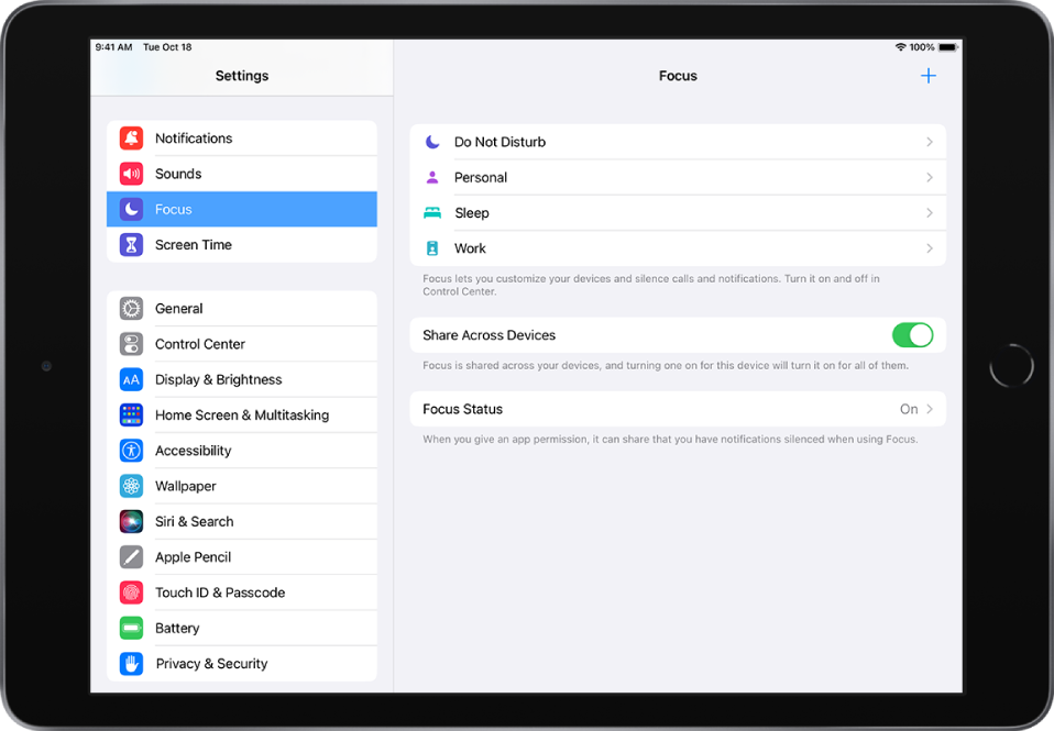 Zaslon, na katerem so prikazane štiri možnosti načina Focus – Do Not Disturb, Personal, Sleep in Work. Gumb Share Across Devices je vklopljen, kar omogoča uporabo enakih nastavitev ostrenja v napravah Apple.