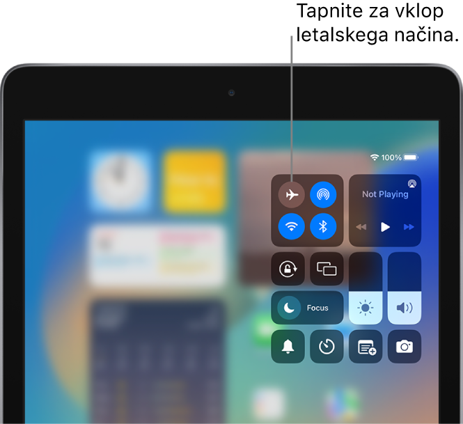 Zaslon aplikacije Control Center prikazuje, da letalski način vklopite tako, da tapnete zgornji levi gumb.