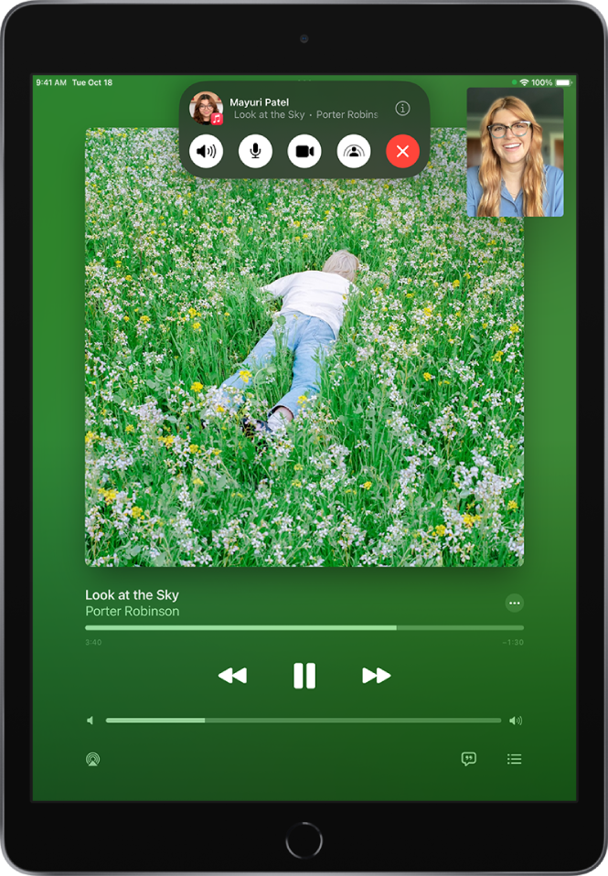 Klic FaceTime, ki prikazuje zvočno vsebino storitve Apple Music, ki se deli v klicu. Naslovnica albuma je prikazana blizu zgornje polovice zaslona, naslov in kontrolniki za zvok pa so tik pod njim. Na vrhu so kontrolniki FaceTime, vključno z gumbi Audio, Mic, Camera, SharePlay in End. Nad kontrolniki so Apple ID skupine ali osebe, s katero se pogovarjate, in gumb Info.