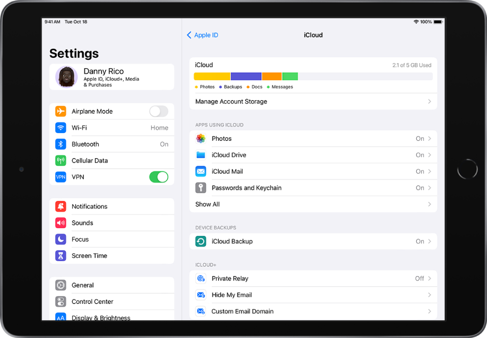 Zaslon z nastavitvami storitve iCloud, na katerem sta prikazana merilnik pomnilnika iCloud Storage ter seznam aplikacij in funkcij, kot so Mail, Contacts in Messages, ki jih lahko uporabljate s storitvijo iCloud.