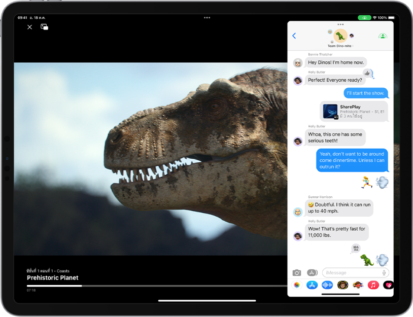 เครื่องเล่นวิดีโอแสดงเต็มทั้งหน้าจอบน iPad ทางด้านขวาของหน้าจอ การสนทนาแบบกลุ่มในแอปข้อความจะแสดงขึ้นในหน้าต่าง Slide Over ผู้เข้าร่วมในการสนทนาแบบกลุ่มกำลังสนทนาเกี่ยวกับวิดีโอบนหน้าจอ
