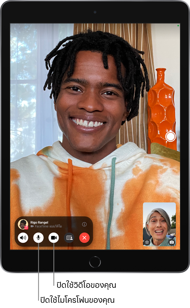 การโทร FaceTime call ที่อยู่ในระหว่างการโทร ภาพของคุณแสดงขึ้นในช่องสี่เหลี่ยมขนาดเล็กบริเวณด้านขวาล่างสุด และภาพของอีกคนหนึ่งแสดงเต็มหน้าจอที่เหลือ ช่องสี่เหลี่ยมขนาดเล็กมีปุ่มเอฟเฟ็กต์และปุ่มสลับเป็นกล้องด้านหลัง ปุ่ม Live Photos อยู่ที่ด้านขวาของหน้าจอ ตัวควบคุม FaceTime อยู่ที่ด้านล่างสุดของหน้าจอ ซึ่งรวมถึงปุ่มเสียง ไมโครโฟน กล้อง แชร์เนื้อหา และวางสาย ที่ด้านบนสุดของตัวควบคุมคือชื่อหรือ Apple ID ของคนที่คุณกำลังพูดคุยอยู่และปุ่มข้อมูล