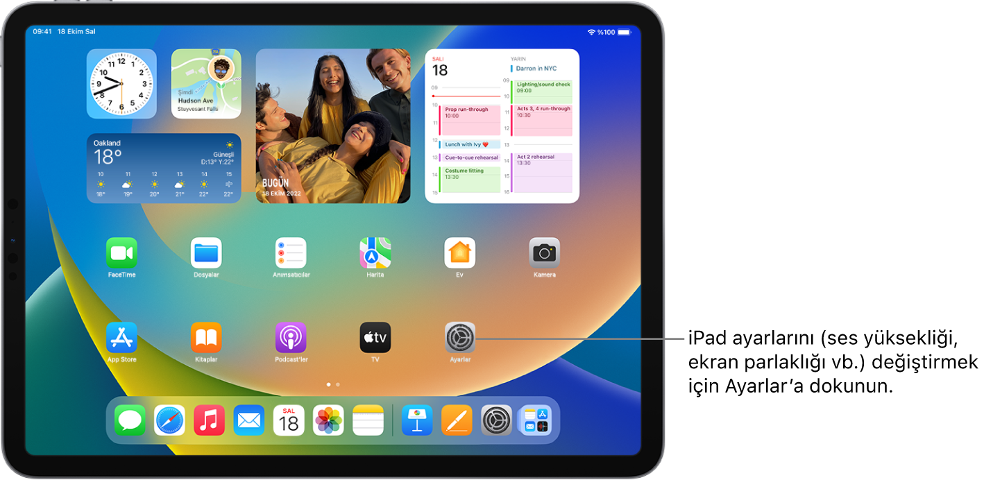 iPad’inizin ses yüksekliğini, ekran parlaklığını ve daha birçok şeyi değiştirmek için dokunabileceğiniz Ayarlar uygulamasının simgesi de dahil olmak üzere birçok uygulama simgesinin bulunduğu iPad ana ekranı.