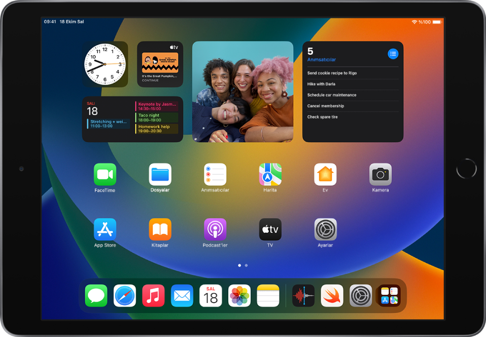 Koyu Mod’un açık olduğu iPad ana ekranı.