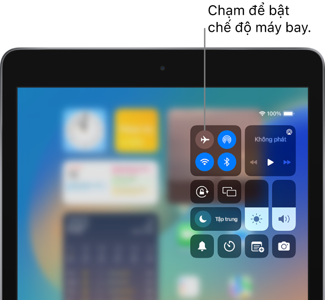 Màn hình Trung tâm điều khiển đang minh họa rằng chạm vào nút nguồn bên trái sẽ bật chế độ máy bay.