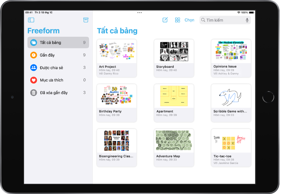 Freeform được mở trên iPad. Tất cả bảng được chọn trong thanh bên và chín hình thu nhỏ bảng xuất hiện ở bên phải.