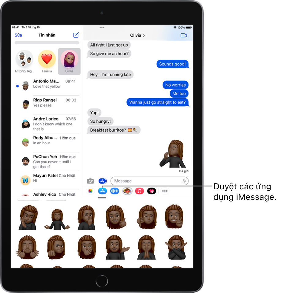 Một cuộc hội thoại Tin nhắn với biểu tượng ứng dụng Memoji iMessage được chọn và các nhãn dán Memoji ở cuối màn hình.