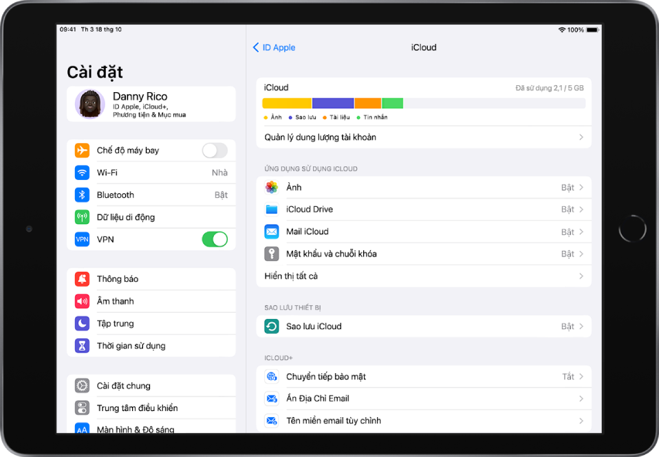 Màn hình cài đặt iCloud đang hiển thị công cụ đo Dung lượng iCloud và một danh sách các ứng dụng và tính năng, bao gồm Mail, Danh bạ và Tin nhắn, có thể sử dụng được với iCloud.