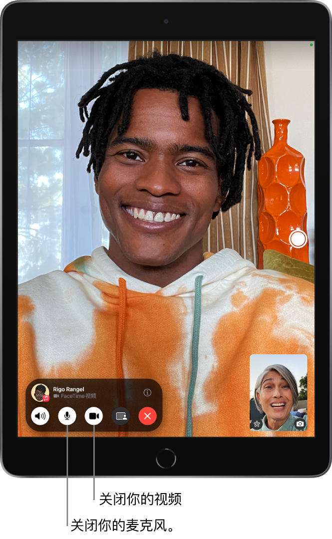 正在进行的 FaceTime 通话。你的图像出现在右下方附近的小方块中，另一个人的图像填充了屏幕的剩余部分。小方块包括“效果”和“翻转到后置镜头”按钮。“实况照片”按钮位于屏幕右侧。屏幕底部是 FaceTime 通话控制，包括“音频”、“麦克风”、“相机”、“共享内容”和“结束”按钮。控制的顶部是与你通话的人的姓名或 Apple ID，以及“信息”按钮。