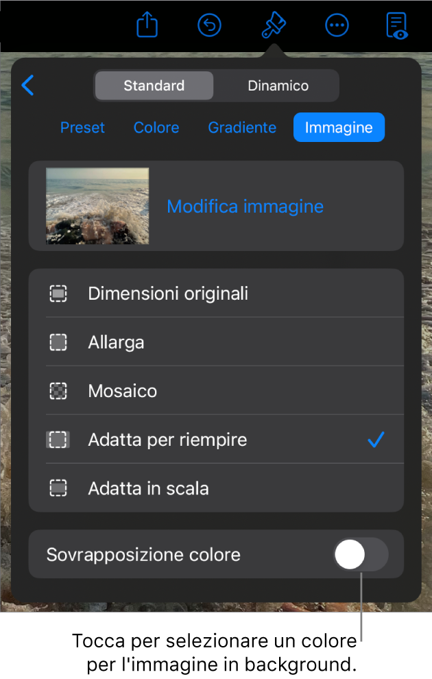 I controlli Sfondo, con un'immagine impostata come sfondo della diapositiva e il controllo “Sovrapposizione colore” nella parte inferiore.